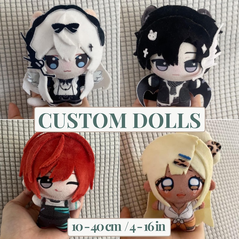 Op de afbeelding: Vier op maat gemaakte pluche poppen met anime-stijl ontwerpen. De poppen zijn in verschillende kleuren, waaronder wit, zwart, rood en blond. De tekst "CUSTOM DOLLS" wordt boven de poppen weergegeven en "10-40 cm / 4-16 in" eronder.