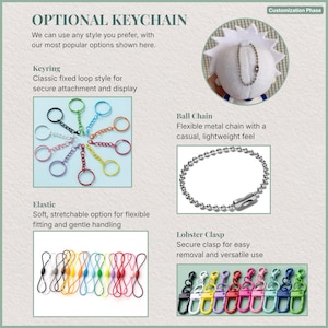 Op de afbeelding: Afbeelding met verschillende sleutelhangeropties: sleutelring, kogelketting, elastiek en karabijnhaak. De tekst luidt "OPTIONAL KEYCHAIN" en beschrijft elke stijl. De sleutelring heeft een vaste lus, de kogelketting heeft een casual uitstraling.
