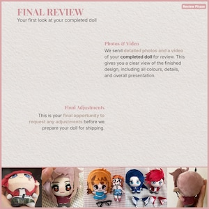 Op de afbeelding: Een webpagina getiteld "FINAL REVIEW" die de laatste beoordelingsfase van een voltooide pop beschrijft. De tekst legt het beoordelingsproces uit. Daaronder staan ​​verschillende kleine, kleurrijke pluche poppen met gedetailleerde kenmerken, klaar voor de laatste aanpassingen voor verzending.