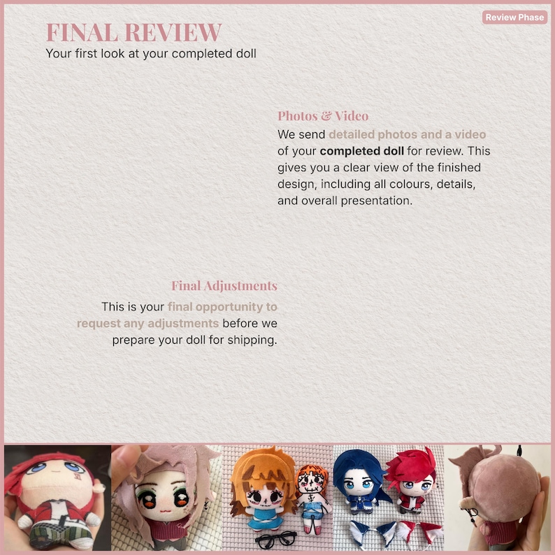 Op de afbeelding: Een webpagina getiteld "FINAL REVIEW" die de laatste beoordelingsfase van een voltooide pop beschrijft. De tekst legt het beoordelingsproces uit. Daaronder staan ​​verschillende kleine, kleurrijke pluche poppen met gedetailleerde kenmerken, klaar voor de laatste aanpassingen voor verzending.