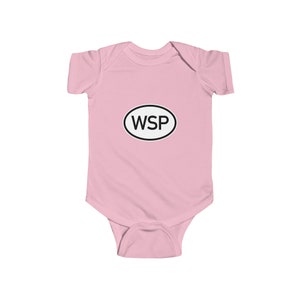 Könnte beinhalten: Rosa Baby-Strampler mit einem weißen Oval, das den Text "WSP" in Schwarz enthält.