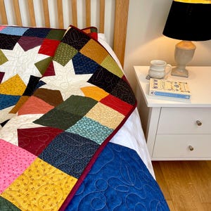Edredón de patchwork hecho a mano: Manta con diseño de estrella otoñal 'Trinkets'