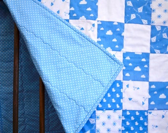 Trapunta per neonati patchwork blu fatta a mano: coperta da gioco in cotone