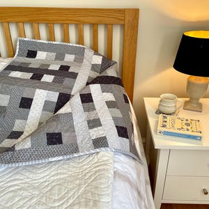 Edredón de retazos, diseño geométrico moderno, color gris, hecho a mano, acolchado, tamaño manta, manta acolchada