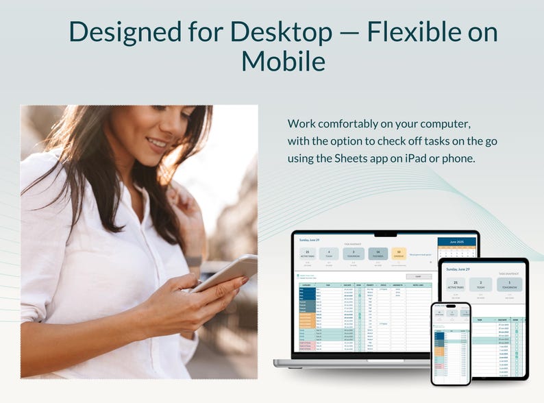 K&ouml;nnte beinhalten: Das Bild zeigt einen Laptop, ein Tablet und ein Telefon, die eine Tabellenkalkulations-Oberfl&auml;che anzeigen. Der Text lautet "Designed for Desktop - Flexible on Mobile". Eine Person h&auml;lt ein Telefon. Der Text erw&auml;hnt auch die Sheets-App.