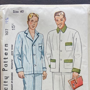 Puede incluir: Un patrón de costura vintage Simplicity para pijama, talla 40. El patrón muestra a dos hombres usando pijamas, uno en un conjunto de pijama a rayas azul y blanco y el otro en un conjunto de pijama blanco con ribetes verdes. El patrón es de 1936 y cuesta 15 centavos.