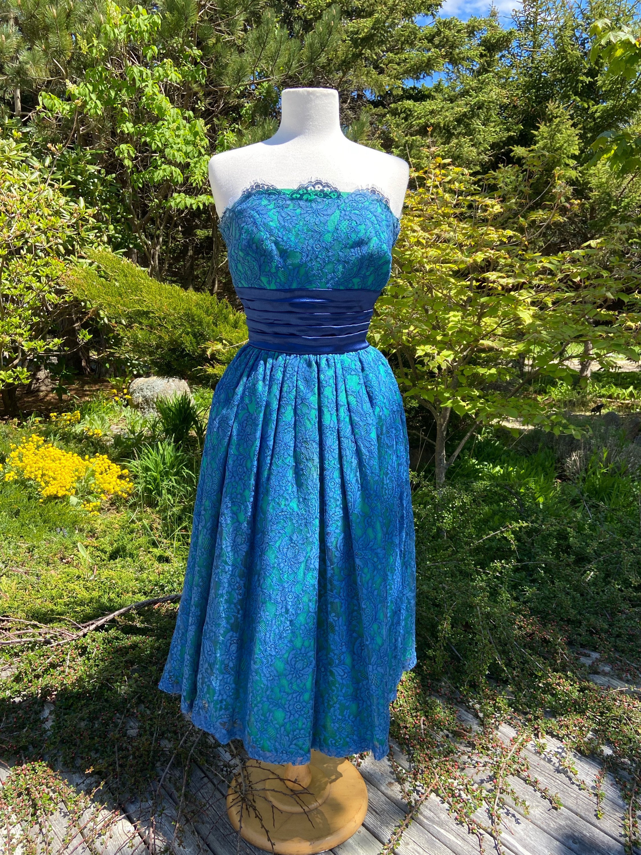 Cocktail dresses for 20 year olds 2025
