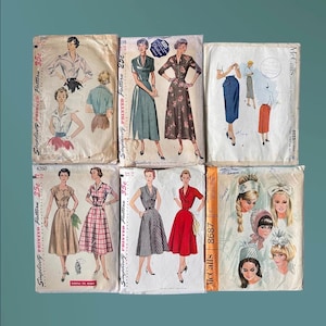 Könnte beinhalten: Eine Sammlung von Vintage-Schnittmustern mit Illustrationen von Kleidern, Blusen und Röcken. Die Muster zeigen verschiedene Stile, darunter ein rotes Kleid, ein kariertes Kleid und ein gestreiftes Kleid. Die Muster stammen von Simplicity und McCall's.