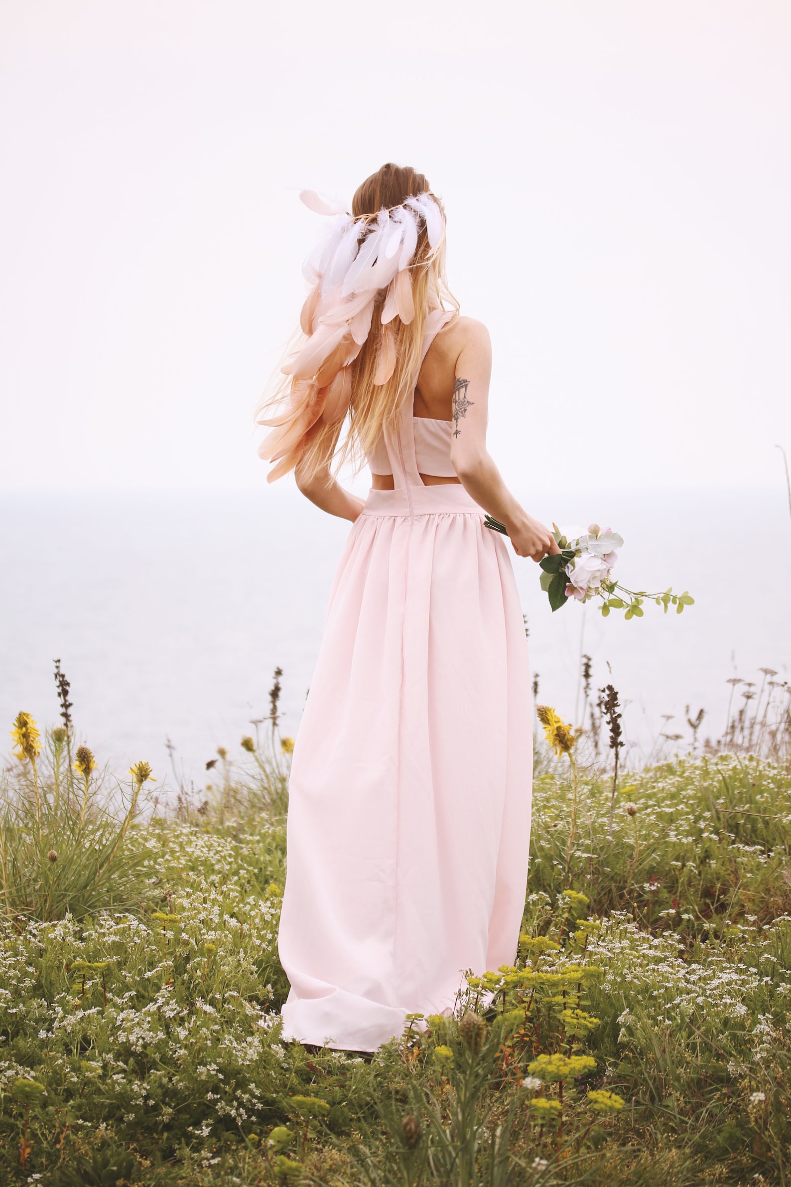 Wedding Hair Accessories Ideas for Boho Chic Brides, White & Beige Feather Boho-Chic Headband 