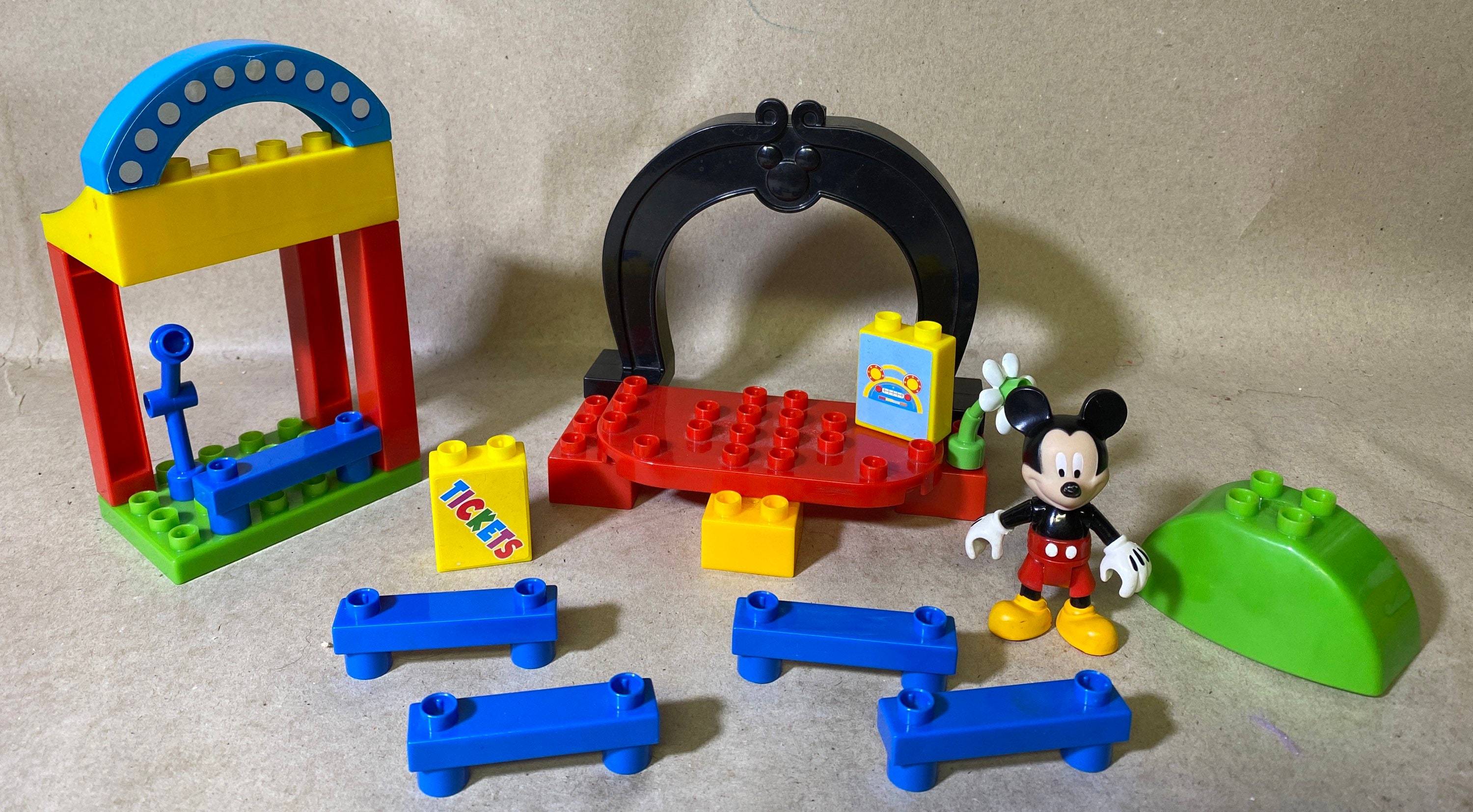 Mega bloks hotsell mickey mouse clubhouse