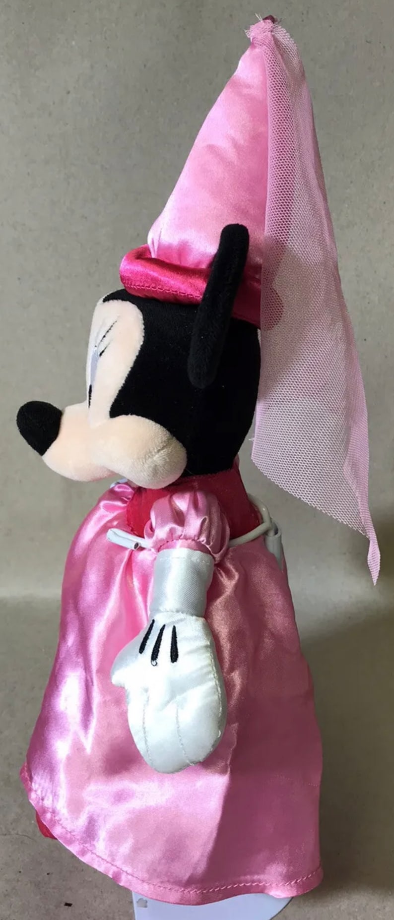 K&ouml;nnte beinhalten: Rosa Pl&uuml;sch-Minnie Maus, verkleidet als Prinzessin mit einem rosa Satin-Kleid, wei&szlig;en Handschuhen und einer rosa Krone mit einem T&uuml;ll-Schleier.