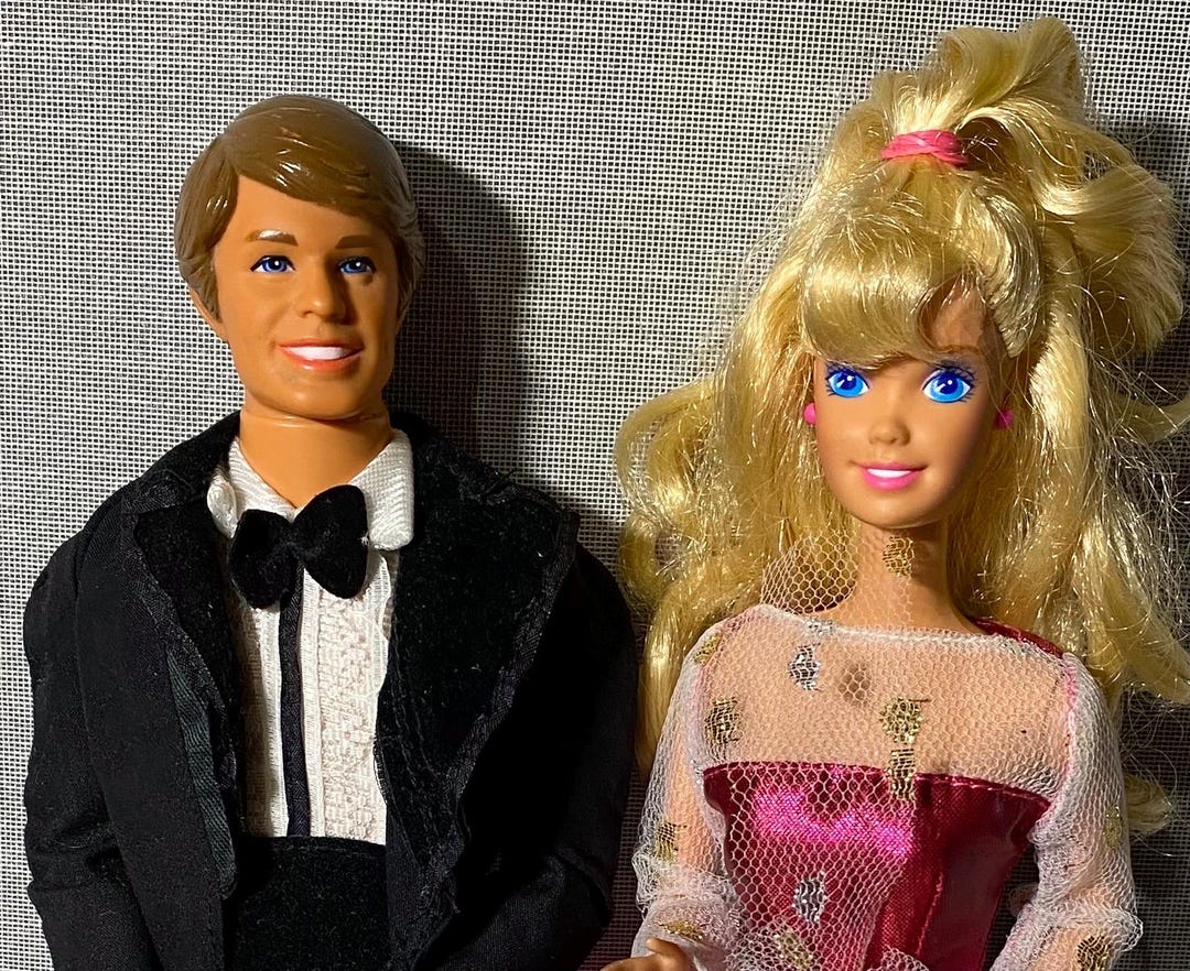 1980年代のヴィンテージケン人形（タキシード付き）とスーパースター