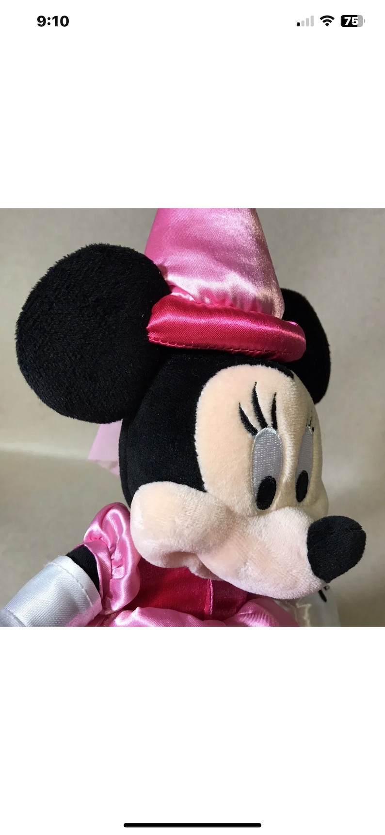 K&ouml;nnte beinhalten: Ein rosa und schwarzes Pl&uuml;schtier einer Maus, die einen rosa Hut mit einer rosa Satinschleife tr&auml;gt. Die Maus hat schwarze Augen und eine wei&szlig;e Nase.