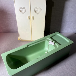 Vintage Marx Toys Sindy Doll Wardrobe & 6 Hangers
