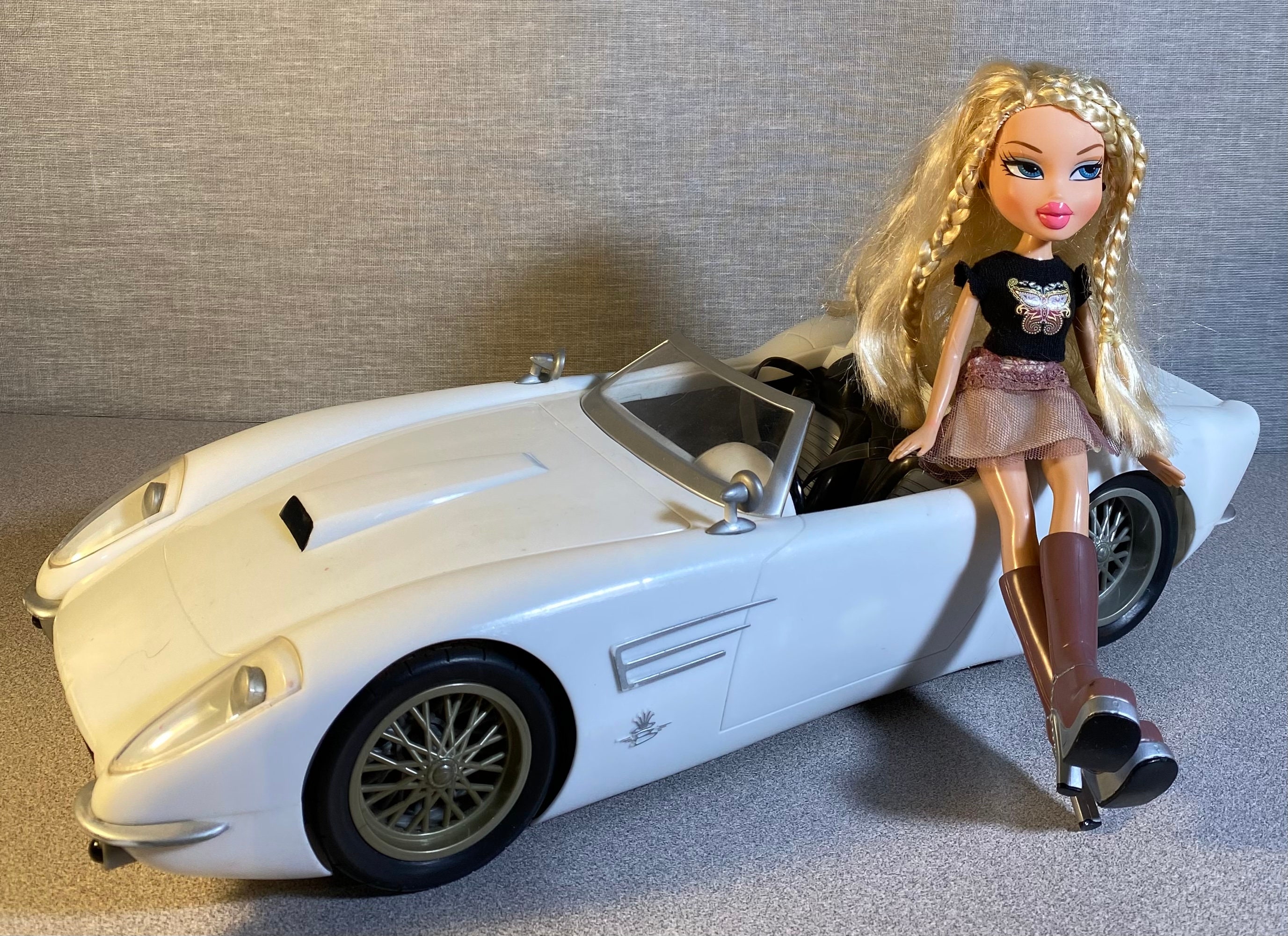 ホワイトオープンカー 2人乗り　日本未発売　bratz 廃版 スポーツカー Vintage Bratz World White Convertible Maserati Cruiser 17