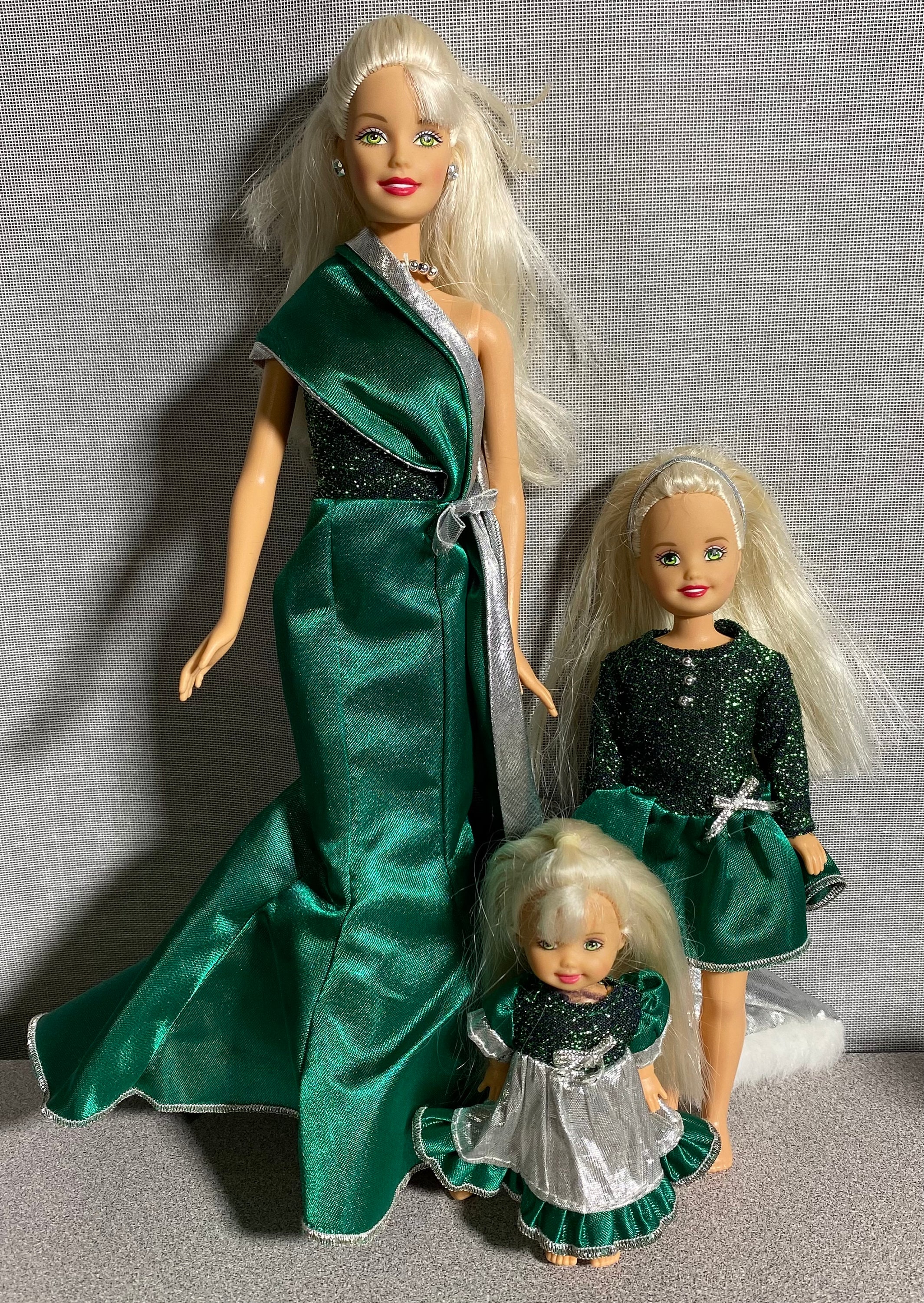 Vintage 2000 Mattel Barbie Holiday Singing Sisters Barbie, Stacie & Kelly 