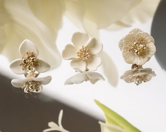 Boucles d'oreilles White Dainty Flower Stud, Boucles d'oreilles White Ivory Flower Special Occasion, Boucles d'oreilles florales minimalistes, Boucles d'oreilles de demoiselle d'honneur nuptiale