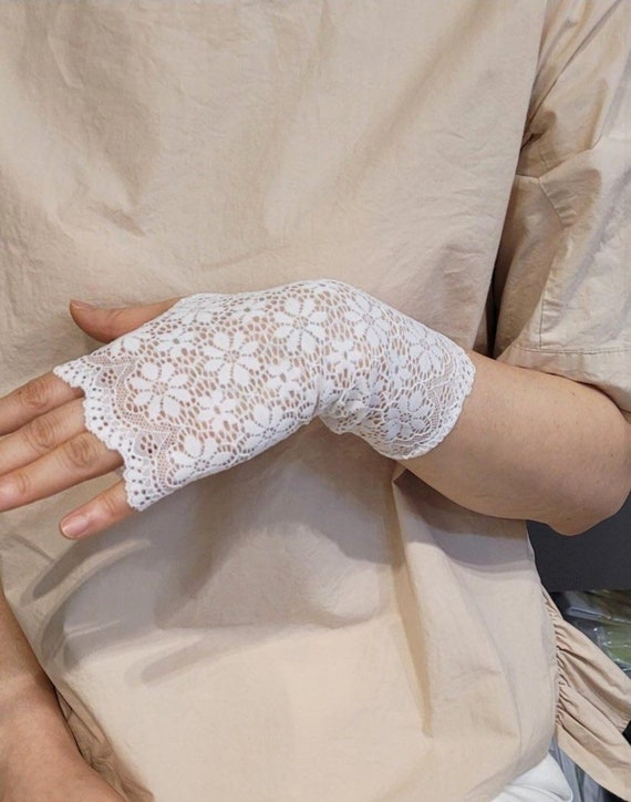 Lace evening gloves deals