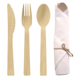 Könnte beinhalten: Ein Set aus Einweg-Holzbesteck, bestehend aus Messer, Gabel und Löffel, zusammen mit einer gerollten weißen Serviette, die mit Bindfaden gebunden ist. Das Besteck hat eine natürliche Holzmaserung, ideal für Picknicks oder umweltfreundliche Veranstaltungen.
