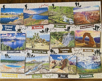 Puede incluir: Un rompecabezas colorido con 16 parques nacionales diferentes de los Estados Unidos. Cada parque está representado por una imagen escénica con una pancarta con el nombre debajo. El rompecabezas está hecho de 1000 piezas.