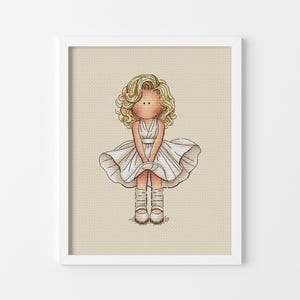 Op de afbeelding: Een kruissteekpatroon met een gestileerde pop met blond krullend haar, gekleed in een witte halterjurk met een uitlopende rok en witte veterschoenen. De pop is gecentreerd op een lichtbeige rasterstof en voorzien van een witte omlijsting.