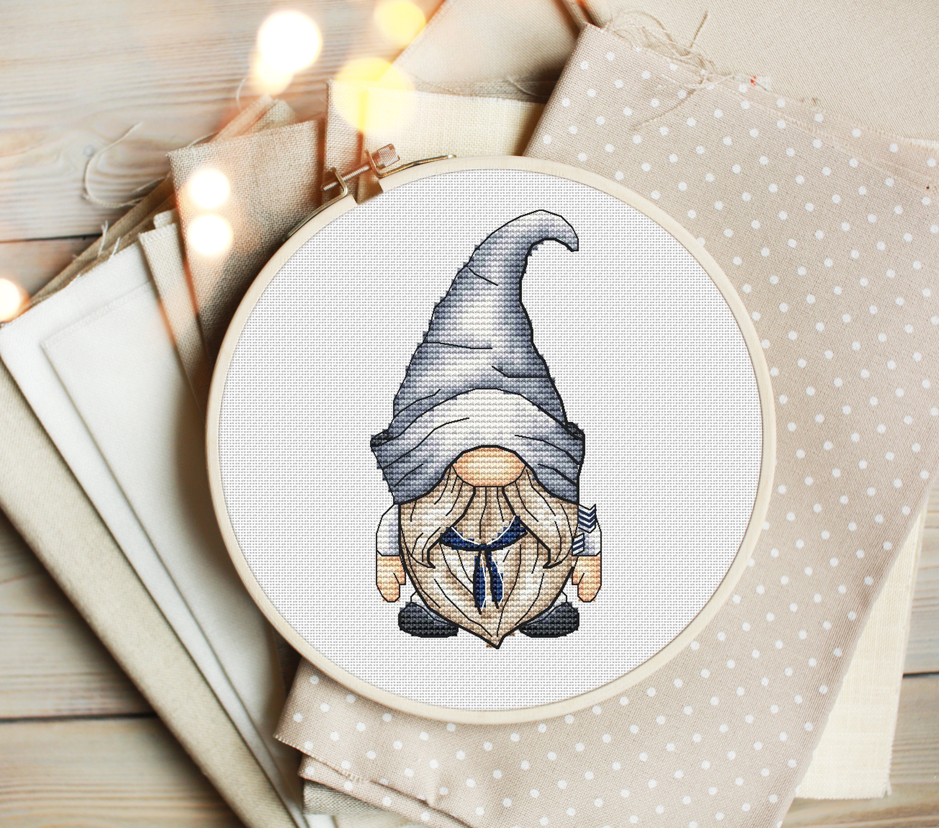 グレーのスーツを着たノーム 面白いノームのクロスステッチパターン 手