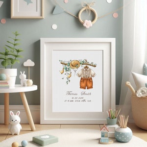 Op de afbeelding: Een ingelijste aquarelprint met een babyoutfit, een strohoed en decoratieve elementen die aan een tak hangen. De print bevat de naam "Thomas Smith" en geboortegegevens: 12.23.2019, 07:16 uur, 53cm en 28g.