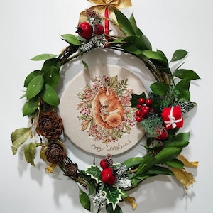 赤ちゃんリスのクロスステッチパターン、クリスマスリースのクロスステッチデザイン、かわいい動物のクロスステッチ、眠っているリスのクロスステッチ、PDF ファイル