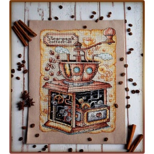 Op de afbeelding: Een kruissteekpatroon van een steampunk-koffiemaler met ingewikkelde tandwielen en pijpen. De maler is van metaal en heeft een houten handvat. De achtergrond is een beige canvas met een vergelde perkamentpapier-overlay. De tekst "Steampunk Coffee Mill" is op het perkamentpapier gedrukt.