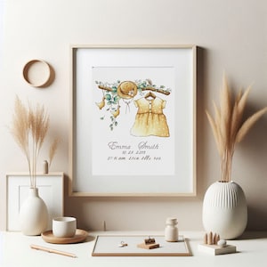 Peut inclure: Une impression d'art encadr&eacute;e pr&eacute;sentant une illustration &agrave; l'aquarelle d'une robe jaune, d'un chapeau de paille et de deux petits oiseaux suspendus &agrave; une branche. Sous l'illustration, le texte indique Emma Smith, 10.29.2019, 07:16 am.