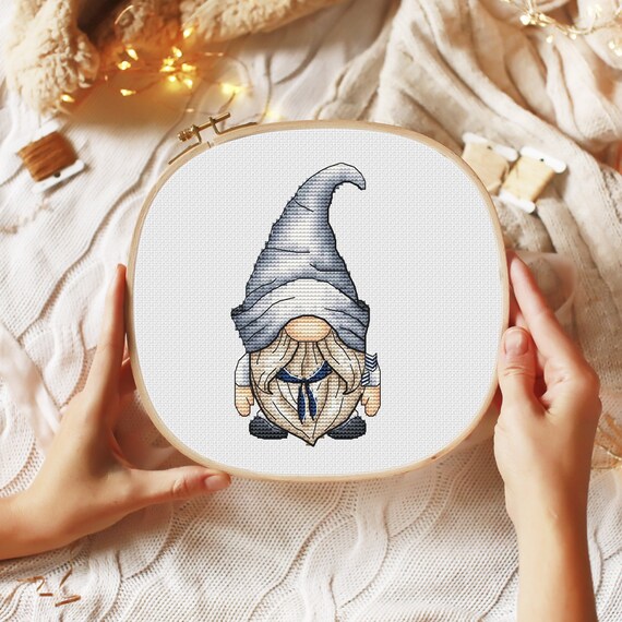 グレーのスーツを着たノーム 面白いノームのクロスステッチパターン 手