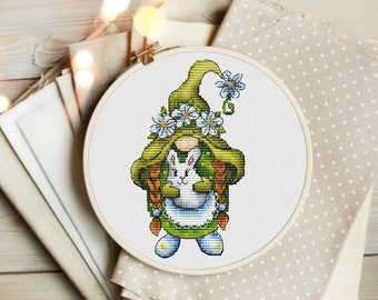 Gnomo con conejito bebé Patrón de punto de cruz de gnomos de jardín Decoración de punto de cruz para habitación infantil Esquema de bordado para principiantes Archivo PDF digital