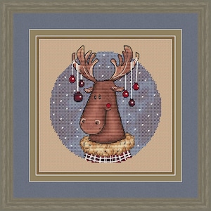 Puede incluir: Un alce marrón con la nariz roja y los cuernos decorados con adornos rojos sobre un fondo azul estrellado. El alce lleva un collar de piel marrón y una bufanda roja y blanca a cuadros.