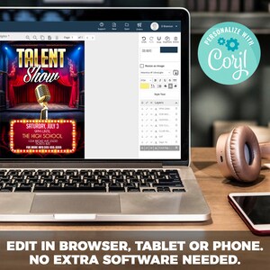 Op de afbeelding: Een laptop toont een "Talent Show" posterontwerp met een podium en microfoon. De tekst luidt: "Bewerk in browser, tablet of telefoon. Geen extra software nodig." Een koptelefoon en een smartphone liggen op het bureau.