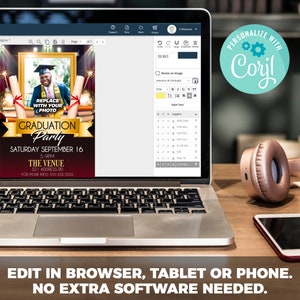 Op de afbeelding: Een laptop met een sjabloon voor een afstudeerfeestuitnodiging. De uitnodiging toont een fotokader, rollen en de tekst "Graduation Party, Saturday September 16, 5-9PM." De laptop staat op een houten tafel met een koptelefoon en een telefoon.
