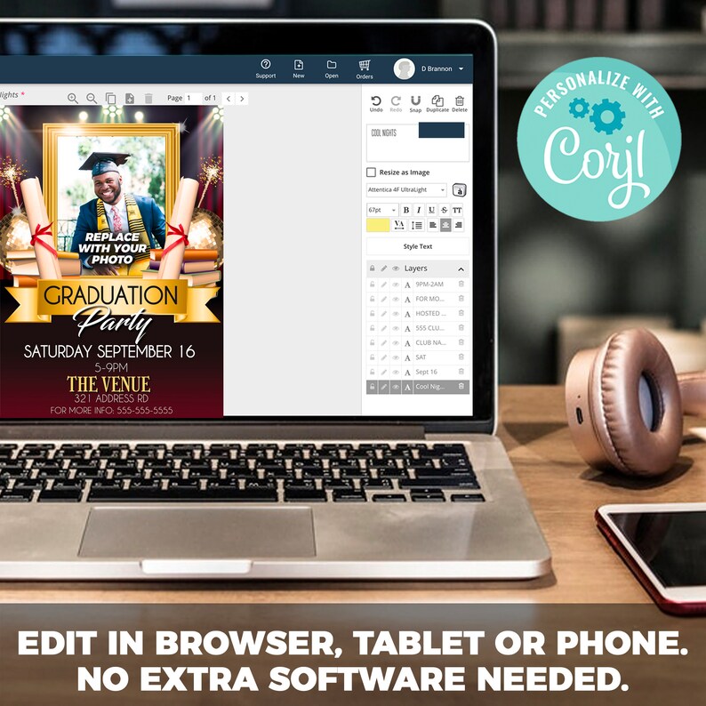 Op de afbeelding: Een laptop met een sjabloon voor een afstudeerfeestuitnodiging. De uitnodiging toont een fotokader, rollen en de tekst "Graduation Party, Saturday September 16, 5-9PM." De laptop staat op een houten tafel met een koptelefoon en een telefoon.