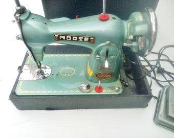 Singer 293b – The unloved straight-stitcher from France.