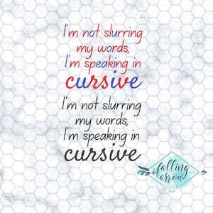 Puede incluir: Un fondo de azulejos blancos y grises con el texto "I'm not slurring my words, I'm speaking in cursive" escrito en cursiva roja y azul. El texto se repite dos veces. La esquina inferior derecha de la imagen tiene el texto "#fallingarrow DESIGNS" en azul y rojo.