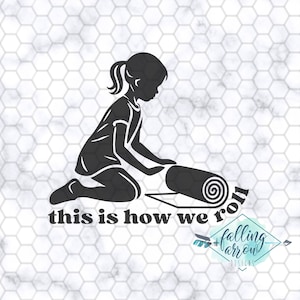 Citazione Montessori SVG PNG, Montessori Teacher Svg, ecco come arrotoliamo il tappeto Download digitale istantaneo della ragazza, Silhouette Cricut Cut File