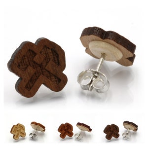 Puede incluir: Un par de pendientes de madera con un diseño de pico. Los pendientes están disponibles en tres tonos de madera diferentes: claro, medio y oscuro.