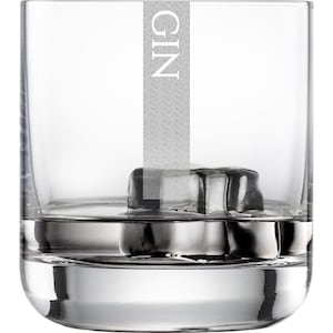 Puede incluir: Un vaso de vidrio transparente con un cubito de hielo en su interior. El vaso tiene la palabra "GIN" grabada en el lateral.