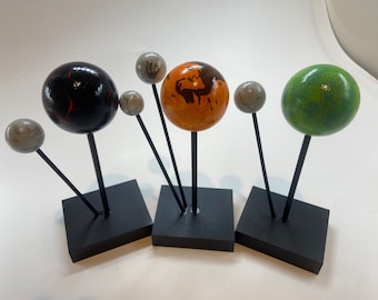 Elige 3 globos terráqueos de madera pintados a mano: Dune, Westeros