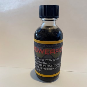 Puede incluir: Una pequeña botella de vidrio con líquido oscuro y una tapa negra. La etiqueta muestra la palabra "BIOWEAPON" en rojo, junto con otro texto, incluyendo "2 oz". La botella tiene una etiqueta amarilla y negra.