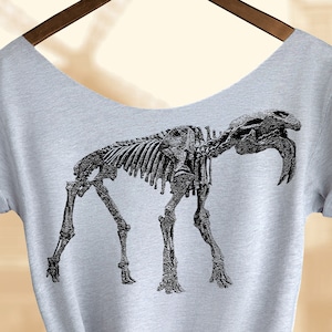Koszulka z dinozaurem. Deinotherium. W wersji unisex lub jako damska bluzka z odkrytymi ramionami. Kup 2 i otrzymaj 3. koszulkę GRATIS!!