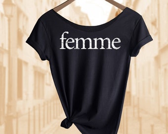 Femme。レディース オフショルダー スローピー トップ。2 枚ご購入で 3 枚目のシャツが無料になります!!