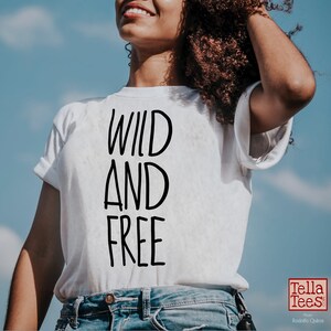 Camisa salvaje y libre. Noche de chicas. Top holgado con hombros descubiertos para mujer. También en Unisex. ¡Compra 2 y llévate una tercera camiseta GRATIS!