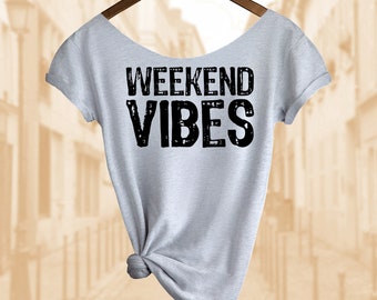 Camisa Vibes de fin de semana. Camiseta Slouchy de hombros descubiertos para mujer. También en Unisex. Comprar cualquier 2 camisas y obtener 1 gratis!