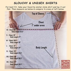以下が含まれることがあります： グレーのユニセックスTシャツに、最適なフィット感を得るための測定方法を示すメジャーテープが添えられています。寸法はインチで表示されています。画像のテキストには、「Slouchy & Unisex Shirts」と「Tella Tees」とあります。