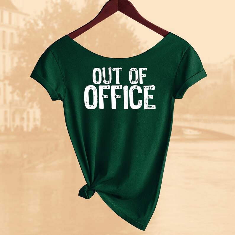 以下が含まれることがあります： 前面に白い文字で「OUT OF OFFICE」とプリントされた濃い緑色のTシャツです。