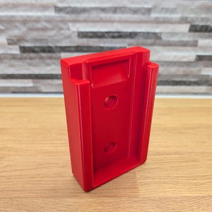 Puede incluir: Juego de tres tazas de cerámica con acabado mate moteado. Las tazas son de color crema, gris claro y gris oscuro. Cada taza tiene un diseño simple y minimalista, ideal para café o té.